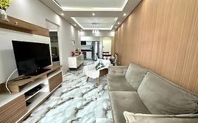 Apto Confortável e Reformado a 200m da Praia da Guilhermina - 2 Vagas, WiFi e Roupas de Cama Inclusas!